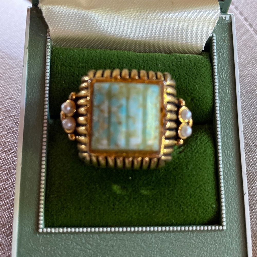 Beautiful gold tone and turquoise ring